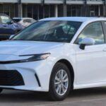 La Toyota Camry 2025 sigue siendo un referente en términos de fiabilidad y calidad de construcción. Con un precio promedio de $28,700, este sedán es conocido por su potencia híbrida eficiente, manejo firme y un interior bien construido. Los propietarios de la Camry destacan su capacidad para mantener un alto nivel de calidad a lo largo de los años, con materiales duraderos y un diseño que resiste el paso del tiempo. A pesar de que su espacio en el maletero es más limitado, la fiabilidad del vehículo es indiscutible, siendo uno de los sedanes más confiables del mercado.