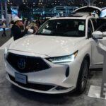El Acura MDX es un SUV familiar que combina la fiabilidad de Honda con el lujo de Acura, resultando en un vehículo duradero y sofisticado. Con un tren motriz sólido y un diseño que prioriza la comodidad, muchos propietarios mantienen sus MDX durante más de una década, superando cómodamente las 200,000 millas. Aunque pueden surgir algunos problemas menores con el tiempo, el MDX es conocido por su longevidad y bajo costo de mantenimiento, lo que lo convierte en una excelente opción para quienes buscan fiabilidad y lujo a largo plazo.