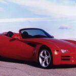 El Dodge Copperhead es uno de esos vehículos conceptuales que hizo saltar las alarmas de los entusiastas de los deportivos en 1997. Aunque compartía algunas similitudes con el icónico Dodge Viper, el Copperhead no tuvo el mismo destino afortunado. Este roadster biplaza estaba equipado con un motor V6 DOHC de 2.7 litros, que producía una potencia decente pero no suficiente para competir con otros deportivos de la época como el Honda S2000. Aunque algunos consideraban que el Copperhead estaba destinado a ser una versión más accesible y económica del Viper, su bajo rendimiento y el precio elevado hicieron que nunca llegara a la línea de producción.