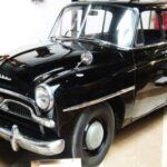 El Toyota Crown no solo fue el primer automóvil de producción masiva de Japón, sino también una pieza clave en la modernización de la industria automotriz japonesa en la década de 1950. Este sedán, diseñado principalmente para las duras carreteras post-guerra de Japón, estaba equipado con una construcción robusta que incluía una suspensión delantera de doble horquilla, una característica innovadora para la época. Los ingenieros de Toyota probaron sus prototipos en la traicionera región montañosa de Hakone, lo que demuestra la confiabilidad de su diseño. Aunque inicialmente no fue construido para impresionar internacionalmente, el Crown preparó el terreno para la expansión global de Toyota.