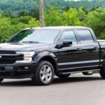 La Ford F-150 ha sido un pilar en el mercado de las camionetas durante más de cuatro décadas, y el modelo de 13ª generación (2015-2020) continúa demostrando su valía. Gracias a su construcción con carrocería de aluminio, esta camioneta ofrece una mejor eficiencia de combustible y rendimiento general superior. El motor 5.0L V8 proporciona una potencia impresionante, mientras que el motor EcoBoost V6 sigue siendo una opción popular. Aunque algunos modelos tempranos presentaron problemas con las correas de distribución, si se revisa correctamente, la F-150 sigue siendo una de las camionetas más confiables y versátiles que puedes encontrar.