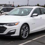 El Chevrolet Malibu Limited es conocido por ser un sedán familiar tranquilo, pero ha sido sorprendentemente listado entre los coches más multados y detenidos. Según Insurify, este coche se encuentra en el top 10 de coches más veloces y genera multas a una tasa similar a la de los autos deportivos. Lo que parece un coche modesto y seguro, en realidad es un vehículo que invita a los conductores a exceder los límites de velocidad, especialmente en carreteras despejadas.