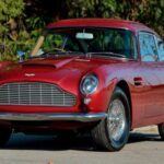 El Aston Martin DB5 se ha convertido en sinónimo de elegancia, lujo y estilo, especialmente después de su aparición en Goldfinger, una de las películas más famosas de James Bond. Este vehículo británico, lanzado en 1963, no solo destaca por sus líneas refinadas, sino también por su motor 4.0 litros de seis cilindros en línea, capaz de generar 282 caballos de fuerza y alcanzar una velocidad máxima de 145 mph (233 km/h).

El interior del DB5 es un espectáculo por sí mismo: detalles en madera de nogal, asientos de cuero, y un diseño que exuda lujo sin caer en lo ostentoso. Su suspensión independiente y sus muelles helicoidales proporcionan una conducción suave y controlada, lo que convierte al DB5 en un coche que sigue siendo admirado por coleccionistas y aficionados de todo el mundo.