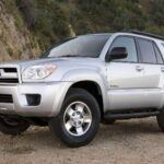 El 2009 Toyota 4Runner Limited V8 4x4 es uno de los modelos más impresionantes de la cuarta generación. Con un motor V8 de 4.7L, genera 260 caballos de fuerza y un par motor de 306 lb-ft. Este modelo es ideal para aquellos que buscan potencia y fiabilidad en terrenos difíciles. Además, tiene una capacidad de remolque de 7,000 lb (3,175 kg), lo que lo convierte en una opción sólida para aventuras de largo alcance.

En pruebas de campo, el 2009 4Runner se mostró imbatible, con 9.1 pulgadas de despeje al suelo, diferencial trasero bloqueable opcional y amortiguadores Bilstein. Con estas características, el 2009 4Runner ha sido un éxito para los entusiastas del todoterreno que valoran el rendimiento y la robustez. Este modelo destaca por su potencia bruta y capacidades fuera de carretera, a menudo clasificado como uno de los mejores en su clase.