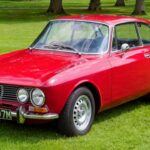 El Alfa Romeo 2000, fabricado entre 1958 y 1962, fue uno de los primeros modelos importados a los EE.UU. gracias al famoso importador Max Hoffman. Con un motor de 2.0L y 115 caballos de fuerza, el 2000 no era el más rápido de su época, pero su diseño elegante lo convirtió en un clásico muy apreciado. Fabricado por Carrozzeria Touring, el modelo presentaba líneas suaves y una calidad de construcción que lo hacía un verdadero lujo. A pesar de su éxito estético, su alto precio de $5,700 impidió que se convirtiera en un éxito comercial masivo. Hoy, los Alfa Romeo 2000 en subasta pueden alcanzar los $50,000 o más, siendo un coche de coleccionista codiciado.