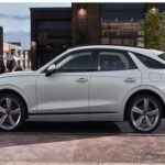 El Genesis GV70, con un precio base de $47,985, es una excelente opción si buscas lujo y tecnología en un SUV. Este vehículo cuenta con características de alta gama como suspensión electrónicamente controlada y asistencia de prevención de colisiones, que mejoran tanto la comodidad como la seguridad. Su diseño moderno y elegante es ideal para quienes desean un SUV que combine estilo con funcionalidad. Además, el GV70 también está disponible en una versión eléctrica con un precio más elevado, pero si tu presupuesto es de $50,000, la versión de gasolina será la mejor opción sin perder la calidad.