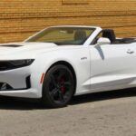 El Chevrolet Camaro 2024 marca el final de su producción, pero su despedida no será recordada con cariño. Aunque ha sido un ícono de los muscle cars, la versión base, especialmente con su motor de 4 cilindros en línea, no ofrece el rendimiento esperado de un Camaro. La falta de visibilidad, un detalle preocupante para un coche deportivo, y el rendimiento deficiente lo hacen aún menos atractivo. Si estás buscando un muscle car, es mejor considerar opciones como el Ford Mustang, que proporciona un mejor desempeño y una conducción más segura.