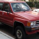 Cuando se lanzó la Toyota 4Runner en 1984, fue una extensión del diseño de la Toyota Hilux, un pick-up compacto. El primer modelo tenía una estructura de camioneta con una modificación para convertirlo en SUV. Su techo era una pieza separada que se podía quitar. A lo largo de los años, la Toyota 4Runner fue cambiando su diseño, evolucionando de una camioneta adaptada a un SUV completamente independiente. Con la llegada de la tercera generación en 1996, la 4Runner finalmente se separó de la Hilux, adoptando un diseño independiente con un chasis propio. Con la sexta generación para 2025, el diseño se vuelve menos cuadrado y más deportivo, manteniendo la rugosidad que siempre ha caracterizado a este modelo.