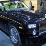 El Rolls-Royce Phantom es un emblema de lujo y sofisticación, pero el costo de mantener este coche puede superar cualquier expectativa. Un simple cambio de aceite puede superar los 600 dólares debido a sus filtros exclusivos y fluidos sintéticos. Su suspensión neumática avanzada, que ofrece un confort incomparable, suele requerir reparaciones costosas cuando ocurren fugas. Además, debido a los diagnósticos y piezas propietarias, estás atado a los servicios exclusivos del concesionario, lo que aumenta aún más el gasto a largo plazo. Sin duda, si el dinero no es un problema, el Phantom te llevará a otro nivel de lujo, pero es necesario estar preparado para los gastos imprevistos.

Ventajas: Incomparable lujo, confort inigualable, diseño exclusivo.

Contras: Mantenimiento excesivamente costoso, dependencia de concesionarios exclusivos.