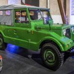 El primer SUV de Mazda no fue un CX-5 ni un CX-9, sino el desconocidísimo Pathfinder XV-1, producido a principios de los años 70 exclusivamente para Myanmar, entonces Birmania. Diseñado para uso militar y gubernamental, este todoterreno robusto apenas tuvo circulación civil y muchos detalles de su fabricación siguen siendo un misterio. Se cree que fue ensamblado localmente a partir de kits enviados desde Japón, y hoy solo un puñado sobrevive, siendo uno propiedad del coleccionista Walter Frey en Alemania.