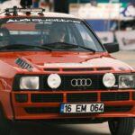 El Audi Sport Quattro fue un mito del Mundial de Rallyes, pero su versión de calle no pasó el filtro de las autoridades estadounidenses. No cumplía con ciertos requisitos de seguridad obligatorios en la época, lo que impidió su comercialización. Un golpe duro para los fanáticos que soñaban con tener un pedazo de historia del Grupo B en su garaje.