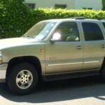 Uno de los mejores años de la Tahoe. La versión 2001 llegó con una mecánica afinada, interior cómodo y opciones como el paquete Z71 para off-road, que incluía suspensión reforzada, placas protectoras y diferencial trasero bloqueable. Su motor V8 de 5.3 litros es duradero y capaz de superar los 300.000 km con buen mantenimiento. Aún hoy, es un valor seguro en el mercado de segunda mano.