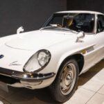 El Mazda Cosmo fue el primer coche en utilizar el revolucionario motor rotativo Wankel. Aunque el Cosmo ganó popularidad en Japón, su exclusión en el mercado estadounidense se debió a que su motor rotativo no cumplía con las estrictas normativas de emisiones de EE. UU. durante los años 60 y 70. La versión Eunos Cosmo de 1990 a 1996, que usaba un motor de 3 rotores y 300 caballos de fuerza, fue prohibida en los EE. UU. debido a la falta de una homologación adecuada. Hoy en día, se permite su importación a medida que se cumple con el límite de 25 años, pero sigue siendo un coche raro y muy cotizado para los aficionados.