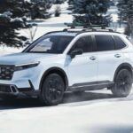 El Honda CR-V sigue siendo un referente en el segmento de los SUV compactos gracias a su reconocida fiabilidad y practicidad. El modelo 2025 aporta un interior refinado, espacioso y cómodo, con controles intuitivos y una habitabilidad destacable en ambas filas. Su conducción es suave y estable, ideal para entornos urbanos y largos trayectos. Este SUV es la opción para quienes buscan un vehículo confiable que mantenga su valor y evite visitas frecuentes al taller.