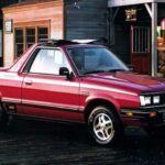 La Subaru BRAT es un verdadero ícono de la originalidad. Con dos asientos de salto en la caja y una silueta que no se parecía a nada en su época, esta camioneta fue diseñada para aquellos que preferían la aventura a la tradición. Su manejo liviano y ágil en ciudad, combinado con tracción AWD para condiciones difíciles, la convirtió en una opción única. Además, su capacidad de carga no era para nada despreciable, siendo ideal para transportar bicicletas, tablas de surf o herramientas.