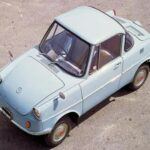 El Mazda R360 Coupé fue el primer paso de la marca en el mundo de los autos deportivos, aunque se trataba de un kei car, una categoría de autos pequeños en Japón. Con un motor de 356 cc y solo 16 caballos de fuerza, el R360 no estaba diseñado para la velocidad, sino para ofrecer una experiencia divertida y accesible. Su pequeño tamaño (solo 380 kg) y su elegante diseño lo convirtieron en un éxito en Japón, marcando el comienzo de la tradición de Mazda de producir coches ligeros y ágiles. Aunque estuvo en producción solo seis años, el R360 sigue siendo un símbolo de la filosofía 
