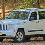 El Jeep Liberty es un SUV con un diseño robusto y buenas capacidades off-road, pero su historial de problemas mecánicos lo convierte en una mala opción de segunda mano. Los propietarios a menudo se quejan de fallos en la suspensión y la transmisión, lo que puede generar reparaciones caras mucho antes de alcanzar un kilometraje alto. Además, su economía de combustible está por debajo de lo que ofrecen sus competidores, lo que lo hace menos eficiente en comparación con otros modelos similares. Si buscas fiabilidad y un costo de mantenimiento bajo, el Liberty no es el SUV adecuado para ti.