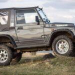 El Suzuki Samurai es un SUV compacto conocido por su agilidad y destreza off-road. Su diseño ligero y su construcción sólida lo convierten en un vehículo muy eficaz en terrenos difíciles. Aunque pequeño, su fiabilidad y capacidad han hecho de él un favorito entre los entusiastas del off-road. Con su diseño simple pero efectivo, el Samurai sigue inspirando a muchos vehículos todoterreno modernos. A pesar de no contar con grandes lujos o tecnología avanzada, su robustez y versatilidad lo colocan en la categoría de los clásicos más resistentes.
