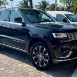 El Jeep Grand Cherokee es uno de los SUV más representativos de la marca Jeep, conocido por su rendimiento todoterreno y su capacidad de remolque de hasta 7,200 libras. Su combinación de potencia, lujo y capacidades off-road lo convierten en una opción ideal tanto para aventuras extremas como para tareas de remolque. Además, la tecnología 4x4 legendaria de Jeep garantiza que este SUV pueda enfrentar cualquier terreno desafiante, mientras mantiene una conducción suave y cómoda. Con el Grand Cherokee, no hay límites para lo que puedas llevar.