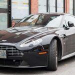 Aston Martin es sinónimo de lujo y deporte, con modelos emblemáticos como el DB12 y el Aston Martin Vulcan. Sin embargo, pocos saben que Ford tuvo una participación clave en su supervivencia. En 1987, Ford compró una participación del 75% de Aston Martin para ayudar a la marca británica a superar sus problemas financieros. En 1993, Ford adquirió la totalidad de la compañía, y bajo su tutela, Aston Martin prosperó, con modelos como el V8 Vantage y el V12 Vanquish, diseñados por Ian Callum, un empleado de Ford. En 2007, Ford vendió Aston Martin a David Richards, pero la historia de su resurgimiento no habría sido la misma sin el apoyo inicial de Ford.