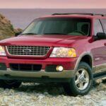 El Ford Explorer de principios de los 2000 se vendió como pan caliente, pero el entusiasmo por su popularidad resultó en una producción apresurada, lo que derivó en varios problemas mecánicos. Los defectos comunes en estos modelos incluyen fallas en la transmisión y el eje trasero, problemas difíciles de reparar sin el equipo adecuado. Aunque las piezas no son costosas, las reparaciones requieren herramientas especializadas y destreza, lo que puede resultar en gastos adicionales inesperados. Si no tienes la paciencia ni la habilidad para lidiar con estos problemas, mejor evita este modelo.