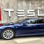 Uno de los mayores atractivos de Tesla ha sido su red de estaciones de supercarga, diseñada para facilitar la recarga de sus vehículos eléctricos en poco tiempo. Sin embargo, la expansión de esta red se ha ralentizado considerablemente. Según Elon Musk, Tesla planea expandir las estaciones de supercarga, pero a un ritmo más lento, centrándose más en la optimización de las ubicaciones existentes que en la apertura de nuevas. Esto significa que, si vives en una zona menos desarrollada o viajas a lugares remotos, podrías encontrarte con la dificultad de encontrar una estación de recarga disponible cuando más lo necesitas.