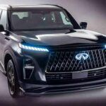 El QX80 Sport 2026 se distingue por su diseño exterior renovado y de gran presencia. A primera vista, el SUV presenta una parrilla del radiador de estilo único, acompañada de un paragolpes delantero exclusivo que lo separa de otras versiones. Las molduras y acentos cromados oscuros en puntos clave, como la parrilla, los espejos laterales, las barras del techo y las insignias, proporcionan un toque sofisticado y audaz. Además, sus llantas de 22 pulgadas de radio en Y exclusivas para este modelo y el techo opcional en Obsidiana Negra hacen que cada QX80 Sport sea único y personalizado.