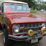El Ford Bronco de primera generación, producido entre 1966 y 1977, es uno de los SUV más icónicos de la historia. Su diseño compacto y sus capacidades off-road lo han convertido en un modelo codiciado por coleccionistas y restauradores. Gracias a su mecánica simple y a la amplia disponibilidad de repuestos, restaurar un Bronco es un proyecto accesible y altamente gratificante. Este vehículo no solo es ideal para aventuras fuera del asfalto, sino que también es una pieza de historia automovilística que se valorará con el tiempo.