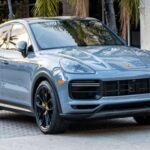 El Porsche Cayenne Turbo GT redefine lo que esperamos de un SUV. Equipado con un motor V8 biturbo de 631 caballos de fuerza, el Cayenne Turbo GT puede acelerar de 0 a 100 km/h en solo 3.1 segundos. Esta increíble cifra lo coloca en el territorio de los deportivos de alta gama, pero con la versatilidad y el lujo de un SUV. El interior está adornado con detalles en Alcántara y tecnología de última generación, lo que lo convierte en un coche de alto rendimiento sin sacrificar el confort. Su diseño no solo es impresionante, sino también funcional, para ofrecerte una experiencia de conducción única.