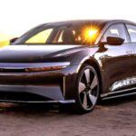 El Lucid Air Grand Touring es la estrella de este logro. Equipado con tecnología avanzada y un diseño aerodinámico, este modelo tiene la capacidad de recorrer más de 1,200 kilómetros con una sola carga. Con su motor eficiente y sus baterías de alta capacidad desarrolladas por Samsung SDI, Lucid Motors no solo ha demostrado que la autonomía no es una barrera para los vehículos eléctricos, sino que ha establecido un nuevo estándar para la industria.