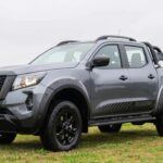 La Nissan Frontier 2025 es uno de los modelos que más ha llamado la atención, pero no precisamente por su fiabilidad. A pesar de sus capacidades como camioneta pickup, la Frontier ha obtenido una calificación de confiabilidad baja de 27/100 en los estudios de Consumer Reports. La marca Nissan ha sido criticada por sus vehículos menos duraderos, y este modelo no es la excepción. Las quejas apuntan a problemas mecánicos recurrentes, especialmente con su sistema de transmisión y suspensión.