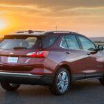 El Chevrolet Equinox ha ganado una excelente reputación en términos de fiabilidad, con una calificación de 90 sobre 100 en fiabilidad. Este SUV compacto ha demostrado ser duradero en diversas condiciones de manejo, desde el tráfico urbano hasta largos viajes por carretera. Con motores de cuatro cilindros eficientes y un interior cómodo, el Equinox es una opción sólida para quienes buscan un SUV que pueda resistir la prueba del tiempo. A lo largo de los años, este modelo ha evolucionado, manteniendo altos estándares de calidad y rendimiento.
