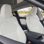 El interior del Model Y 2026 sigue la línea de diseño minimalista que caracteriza a Tesla. El panel de control es limpio y despejado, con una pantalla táctil central de 15 pulgadas que se erige como el centro de mando del vehículo. Desde allí, los conductores pueden controlar todas las funciones del coche, desde la navegación hasta la climatización, creando una experiencia intuitiva y libre de distracciones.