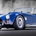 Carroll Shelby siempre ha sido sinónimo de coches icónicos, y la Shelby 427 Cobra es uno de sus mayores logros. La historia de esta leyenda comienza cuando Shelby toma el AC Ace británico y lo equipa con un motor V8 de Ford, creando un coche rápido y ligero. Con solo 1,000 unidades producidas, la Cobra 427 se ha convertido en un objeto de deseo para los coleccionistas. Un ejemplar de esta versión se vendió por $1.4 millones en una subasta de Mecum en 2023, aunque modelos especiales, como el personal de Shelby, pueden alcanzar precios mucho más altos.
