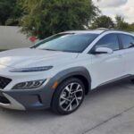 La Hyundai Kona EV ha ganado reconocimiento por su diseño compacto y sus características de tecnología avanzada. Sin embargo, la versión eléctrica de este SUV se ha visto afectada por problemas de fiabilidad en su batería, la cual no siempre puede mantener la carga de manera eficiente. Esto ha causado que algunos conductores experimenten fallas repentinas debido a la pérdida de carga, lo que puede resultar en una parada inesperada y en el malestar de los usuarios. Si bien la Kona es conocida por su eficiencia en consumo, la fiabilidad de su sistema eléctrico deja mucho que desear.