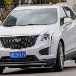 Depreciación en 5 años: 50%

El Cadillac XT5, un SUV de lujo que ofrece comodidad y un diseño elegante, se encuentra entre los vehículos que más pierden valor en su segmento. A pesar de su estética premium y características tecnológicas avanzadas, este modelo experimenta una notable caída en su valor, principalmente debido a sus altos costos de mantenimiento y la feroz competencia en el mercado de SUVs de lujo. Los consumidores deben ser conscientes de que, aunque el XT5 es atractivo a corto plazo, no es la mejor opción si se busca una buena retención de valor.