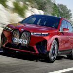 BMW iX

Precio Actual: $82,000 (aproximadamente)
Caída de valor en 5 años: $51,000

El BMW iX está viendo una rápida depreciación debido al lanzamiento de nuevos modelos eléctricos y las mejoras tecnológicas de la marca. Con un precio inicial elevado, el iX no ha logrado captar una demanda significativa, lo que ha obligado a los concesionarios a reducir su precio considerablemente. Según Kelley Blue Book, el valor del iX xDrive50 podría caer a $37,000 para finales de 2025, lo que representa una caída de más del 60% de su valor original. Aquellos que esperen a la finalización del año modelo pueden encontrar ofertas con grandes incentivos y precios significativamente reducidos.