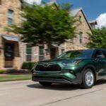 El Toyota Highlander ha consolidado su reputación como un SUV de tamaño medio confiable, ideal para familias que buscan un vehículo versátil y duradero. Su diseño, aunque no sobresale por su estilo, prioriza la funcionalidad. Con un interior espacioso y cómodo, el Highlander es perfecto para largos viajes o para aquellos que requieren una opción de transporte para la vida diaria.

El Highlander está disponible con varias opciones de motorización, incluyendo un motor turboalimentado de cuatro cilindros y una opción híbrida, lo que lo convierte en una opción eficiente en cuanto a consumo de combustible sin sacrificar el rendimiento. A pesar de que sus rivales ofrecen características más lujosas o diseños más estilizados, la fiabilidad y la versatilidad siguen siendo los pilares de este modelo.