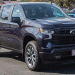 La Chevrolet Silverado 1500 es una de las camionetas más populares en el mercado estadounidense, y por una buena razón. El modelo 2023 ha sido reconocido por su impresionante rendimiento en las pruebas de choque, con calificaciones destacadas en todas las categorías. La Silverado 1500 viene equipada con tecnologías avanzadas de seguridad, como alertas de colisión frontal y asistencia para el mantenimiento de carril, lo que ayuda a reducir el riesgo de accidentes antes de que ocurran.

Su robusta construcción ha sido aplaudida por los expertos, lo que le permite ofrecer una protección superior en situaciones de choque. Si buscas un camión que combine resistencia y seguridad, la Chevrolet Silverado 1500 es una opción inmejorable.