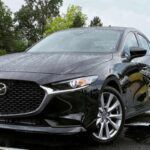Mazda es conocida por fabricar vehículos confiables y bien diseñados, pero, lamentablemente, sufre de una alta tasa de depreciación. En los primeros 5 años de propiedad, muchos modelos de Mazda pierden hasta un 61% de su valor inicial. Aunque el diseño y la calidad de sus vehículos son impresionantes, las altas tasas de depreciación se deben en parte a la oferta y demanda, así como a la competencia feroz dentro de segmentos clave como los SUV y sedanes.

Algunos modelos como el Mazda CX-5 o el Mazda3 muestran un valor de reventa particularmente bajo. Aunque Mazda ofrece una excelente experiencia de conducción, los compradores deben estar preparados para una rápida disminución en el valor de su inversión.