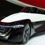 El Nissan BladeGlider, presentado en 2013, es uno de los concept cars más audaces en cuanto a diseño y funcionalidad. Este vehículo eléctrico cuenta con un diseño radical, con un ancho trasero mucho más amplio que el delantero, lo que le otorga una estabilidad y maniobrabilidad excepcionales. Su estructura ligera y aerodinámica permite que el BladeGlider ofrezca una experiencia de conducción ágil y eficiente, demostrando el potencial de los vehículos eléctricos en términos de rendimiento y sostenibilidad. A pesar de ser una pieza conceptual, el BladeGlider se ha utilizado en varias demostraciones para mostrar cómo los autos eléctricos pueden ser más que solo opciones ecológicas, sino también emocionantes.
