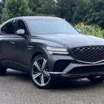 El Genesis GV80 Coupé (USD $79,950) es el nuevo contendiente en este segmento de SUV cupé, y no decepciona. Basado en el exitoso GV80, el modelo coupé mantiene la esencia de su hermano mayor pero con una línea de techo más baja y una estética más deportiva. Con un motor V6 biturbo de 3.5 litros que genera 375 caballos de fuerza, este SUV coupé acelera de 0 a 100 km/h en solo 5,2 segundos.

En su interior, la cabina premium cuenta con cuero Nappa, madera, metal y fibra de carbono, además de una pantalla OLED de 27 pulgadas y un sistema de sonido Bang & Olufsen. Con tracción total y transmisión automática de 8 velocidades, el GV80 Coupé es un SUV de lujo que combina confort con alto rendimiento. Ideal para aquellos que buscan una experiencia de conducción refinada y deportiva.