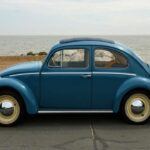 En los años 60, los compactos ganaban terreno en Estados Unidos. Chevrolet decidió entrar en ese segmento con el Corvair, un coche que pretendía ser más espacioso y atractivo que el Beetle alemán. Su diseño y concepto nacieron como respuesta directa al éxito del pequeño Volkswagen, buscando una fórmula americana con mayor rendimiento y confort.