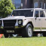 El Lamborghini LM002, lanzado en 1987, es uno de los vehículos más extraños y fascinantes en la historia de Lamborghini. Originalmente concebido como un vehículo militar, el LM002 fue adaptado para el mercado civil con un motor V12 de 444 caballos de fuerza tomado directamente del Lamborghini Countach.

Este SUV de lujo no solo rompía con la estética típica de la marca, sino que ofrecía un rendimiento impresionante para un vehículo tan grande, con una capacidad todoterreno que rivalizaba con vehículos militares. Con solo 328 unidades producidas, el LM002 sigue siendo un verdadero coleccionista de raridades que destaca por su diseño único y potencia imponente.