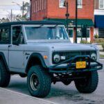 El Ford Bronco es un icono de la automoción americana, y no es sorpresa que los modelos de las décadas de 1960 y 1970 se hayan convertido en un objetivo codiciado para los coleccionistas. Conocido por su robusto diseño y su capacidad todoterreno, el Bronco original ha visto un aumento sustancial en su valor, especialmente después del lanzamiento de su versión moderna. Los primeros Broncos, especialmente los de finales de los 60 y principios de los 70, están ganando terreno en el mercado de SUV clásicos. Si bien la demanda sigue creciendo, se espera que el valor de estos vehículos continúe ascendiendo, lo que convierte al Bronco en una inversión muy atractiva.