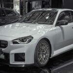 El BMW M2 es un referente en el segmento de los deportivos compactos. Equipado con un motor turboalimentado de seis cilindros en línea y tracción trasera, el M2 ofrece una experiencia de conducción que entusiasma a los puristas de la marca M. Lo que destaca en este modelo es su agilidad; la capacidad de responder de forma inmediata a las órdenes del conductor, sobre todo en carreteras sinuosas. Su dirección precisa y el sonido envolvente de su escape crean una sensación de conexión absoluta con la carretera. A pesar de ser un coche pequeño, el M2 se siente grande en términos de rendimiento y sensaciones.