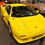 El Lamborghini Diablo, lanzado en 1990, marcó un antes y un después para la marca. Con un motor V12 y una velocidad máxima superior a las 200 millas por hora, el Diablo se convirtió en uno de los coches más rápidos de su tiempo. Su diseño aerodinámico y líneas agresivas dejaron una huella imborrable, convirtiéndolo en un clásico instantáneo. Más que ser un simple sucesor del Countach, el Diablo representó una evolución significativa, consolidando a Lamborghini en la cúspide del mundo de los superdeportivos y reafirmando su estatus como uno de los fabricantes más prestigiosos.