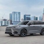 El Lexus TX se basa en el Toyota Grand Highlander, pero eleva el lujo a otro nivel. Con tres filas de asientos y múltiples opciones de motorización, desde el TX 350 con motor turbo de cuatro cilindros hasta el híbrido enchufable TX550h+, ofrece confort, espacio y eficiencia. Este crossover combina el refinamiento de Lexus con una versatilidad que lo hace ideal para familias que buscan lujo y funcionalidad.