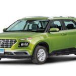 El Hyundai Venue ha sido un éxito debido a su asequibilidad, tamaño compacto y eficiencia. Con un precio de transacción promedio de $20,754, es uno de los SUV más accesibles del mercado. La versión SE IVT 2025 ofrece un motor de 1.6 litros, ideal para quienes buscan un vehículo pequeño y ágil para la ciudad. Su diseño moderno, junto con una tecnología de seguridad avanzada y una cabina cómoda, lo convierte en una opción ideal para compradores con un presupuesto ajustado.