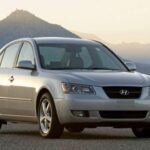 El Hyundai Sonata, especialmente de la generación que abarca entre 2006 y 2012, es uno de esos autos que sorprende por su fiabilidad. Inicialmente percibido como un modelo económico y sin mucha notoriedad, el Sonata ha demostrado ser un vehículo de trabajo resistente. Con una excelente eficiencia de combustible y un motor que aguanta el paso del tiempo, este sedán tiene la capacidad de recorrer largas distancias sin que se note el desgaste. Aunque no tiene la fama de un Toyota Camry, realiza un 90% del mismo trabajo a mitad de precio, lo que lo convierte en una joya subestimada que sigue funcionando sin grandes problemas.